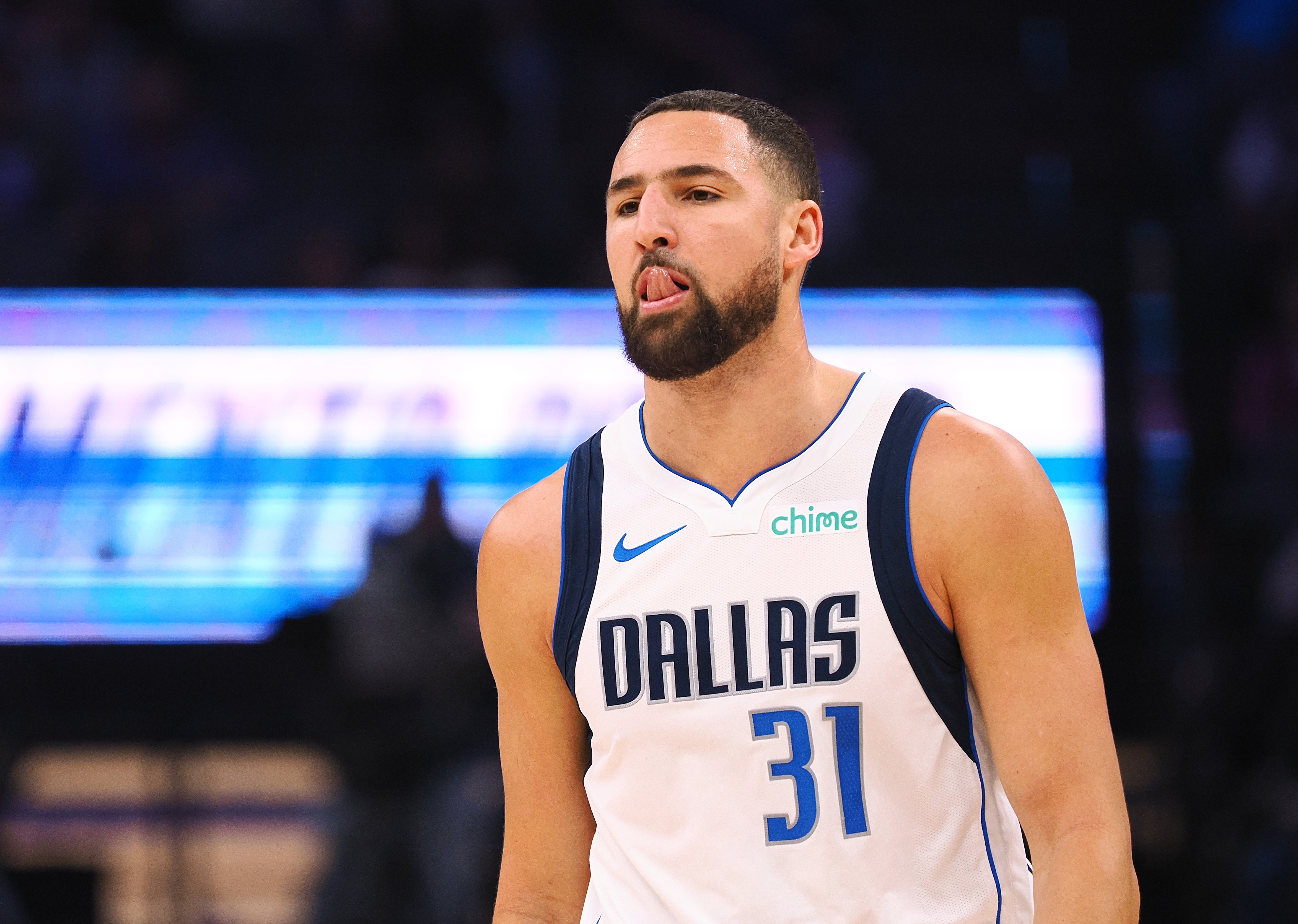 乐鱼体育网址-日薄西山！克莱12投仅2中拿到6分 三分8中2