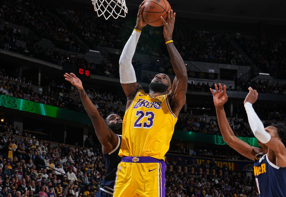 乐鱼官网-詹姆斯200岁还能扣太离谱！本人回应朋友称赞：6个笑哭了表情